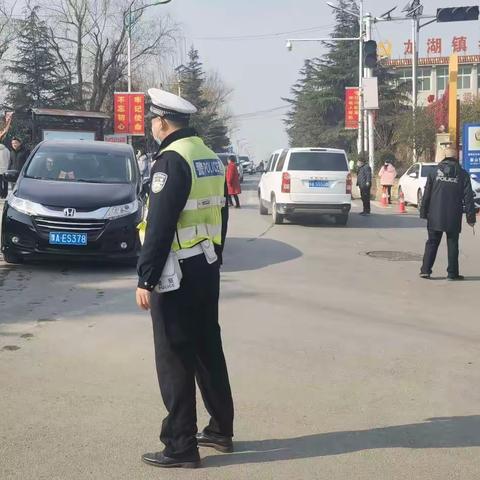 泰山村的红马甲和交警，维护好交通安全，让游客能够安安心心的来泰山村游玩！