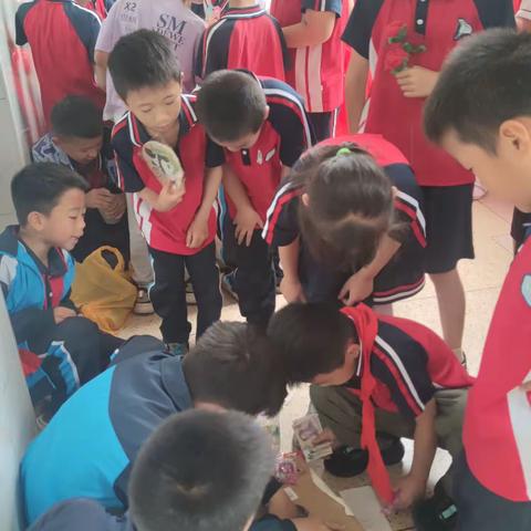 义卖趣味多，萌娃献爱心