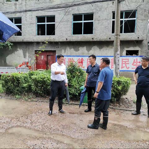 县委书记许红兵、县长王代强分别到周庄镇督导防汛工作
