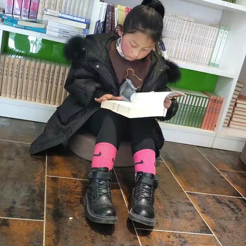 >:-<我是池阳小学二年级一班王亦婕小朋友，我正在参加池阳小学寒假“微实践，做中学”活动。我诵读，我快乐(✪▽✪)！