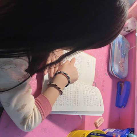 大家好，我是池阳小学二年级三班学生许芮惜，我正在参加池阳小学2022寒假“微实践做中学”之微阅读活动。