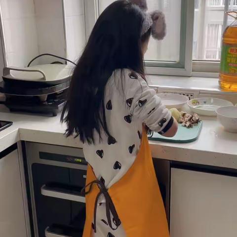 大家好，我是池阳小学二年级三班学生许芮惜，我正在参加池阳小学“微实践做中学”之微家务—做饭😍