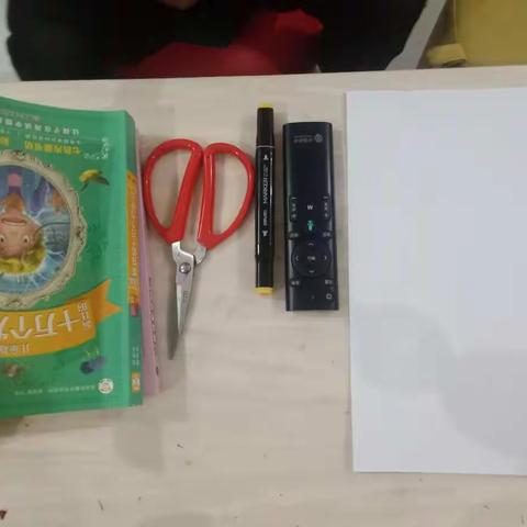 小学生实验四1（三）班:毛默轩一张纸搭的拱形桥，为何压不塌