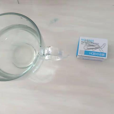 小学生科学实验二：漂浮的硬币              实验材料：杯子、曲别针、硬币、水