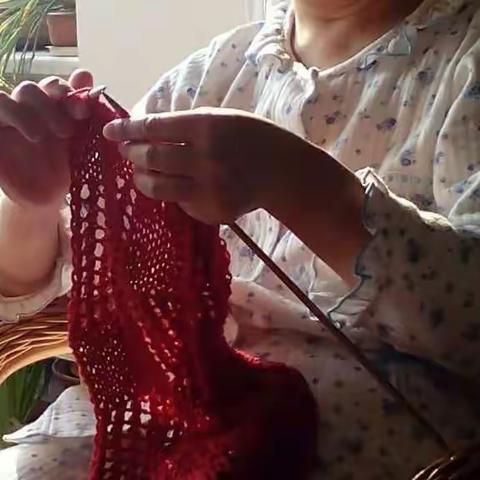 织女——小时候，每个女孩子👧都会织织钩钩，编编做做的。手指的运动促进了大脑的发育。