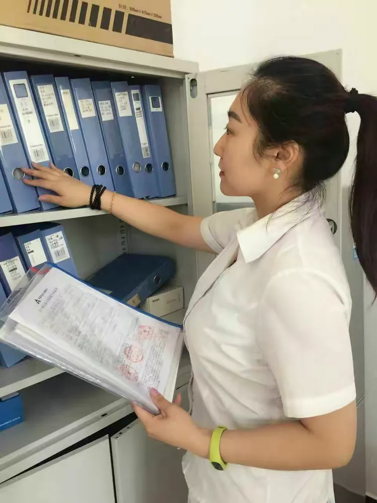 刘主任经常对我行账户资料进行整理，归档，以便保管。