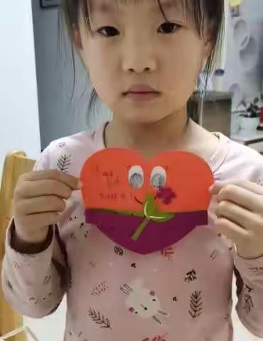 今天马营小学一年级的孩子们用不同的形式祝妈妈，奶奶，老师女神节快乐！