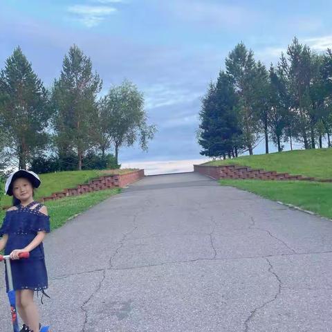 育才小学二年四班董芮希。        小董的假期生活