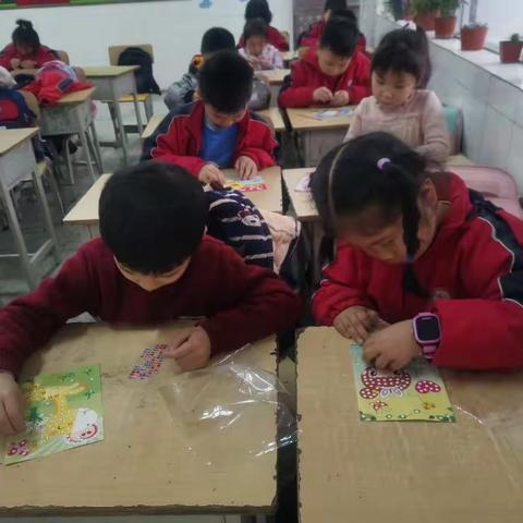 2021年上学期一五班社团课部分精彩片段，孩子们在社团课不仅动手也在创新合作！