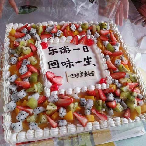 爱在春天，乐在自然——一（3）班学生及家长春游活动