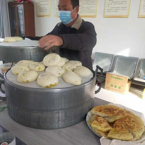 东川四队巾帼服务志愿者，为疫情送了暖心的午餐，东川两党委感谢你