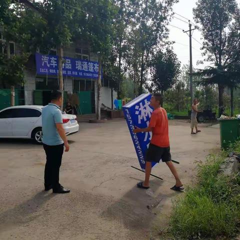 加大国省干线两侧巡查力度，净化路域环境