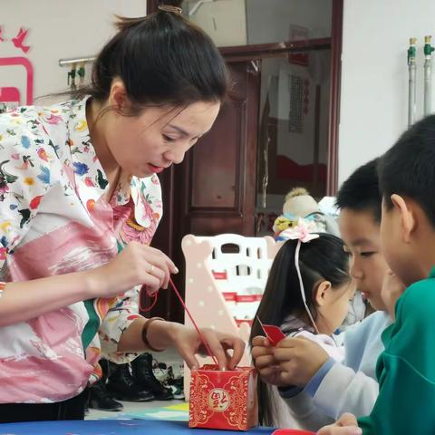 103团蔡家湖镇胜利街社区、13连妇联联合开展“喜迎元宵节巧手做灯笼”亲子活动