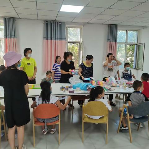 一〇三团蔡家湖镇胜利街社区妇联联合3连妇联开展“喜迎二十大 巾帼心向党”巧手展风采手工制作亲子活动