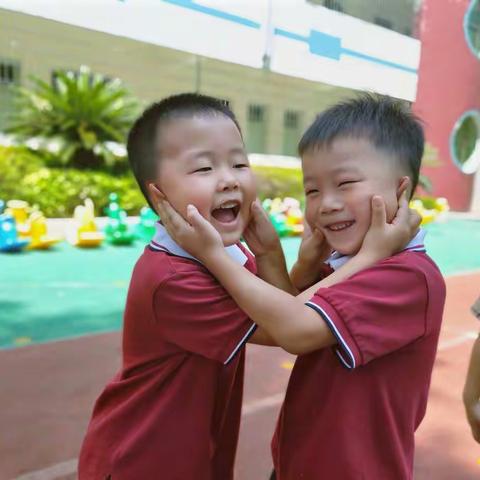 “天空☁很蓝，阳光☀很暖，生活🍬很甜，宝贝们👶很可爱”————我们升班啦！