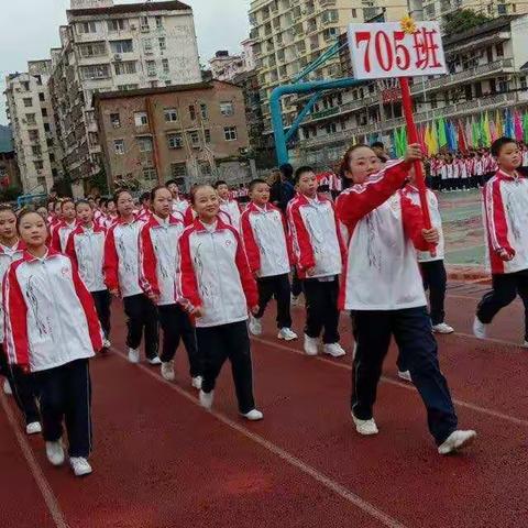 我们的青春盛会——记龙舟坪中学第10届科技体育艺术节