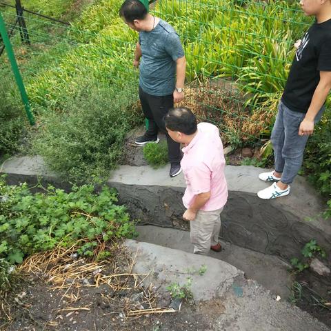 干线公路雨中排查