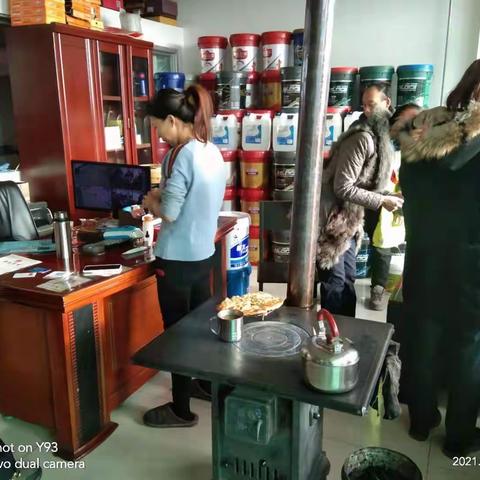 银光路支行携手商户举行“春联进商户，财源滚滚来”活动