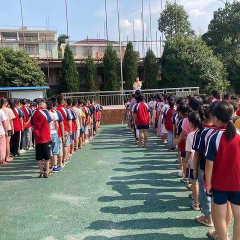 2021年秋季兴龙小学防踩踏演练