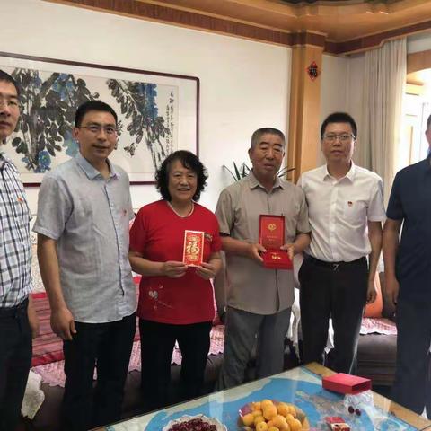 共话初心   传承使命－大石桥市支行为老党员颁发“光荣在党50年”纪念章