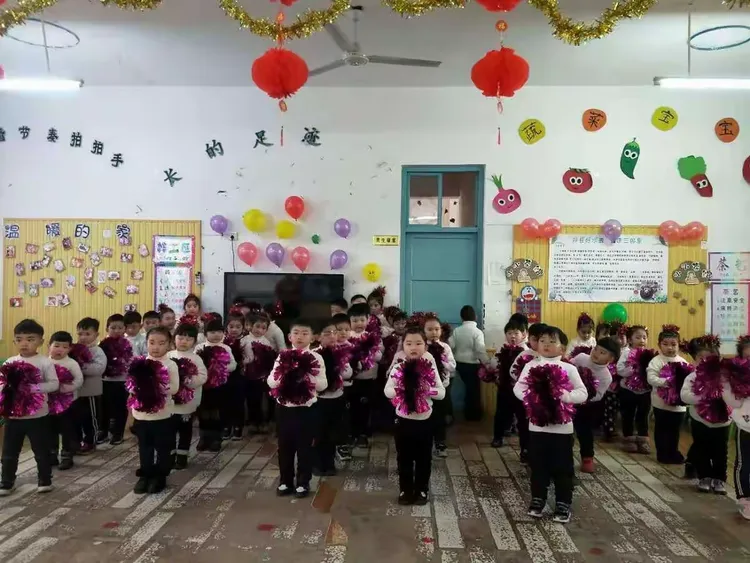 郏县第二幼儿园中班"庆元旦,迎新年"联欢会