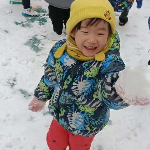 幼儿园里欢乐多《打雪仗》