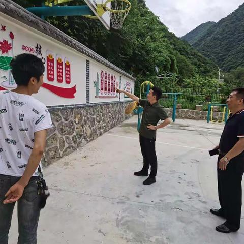 莲湖区委常委、组织部部长杨爱民带队赴王家河镇老庄子村指导调研扶贫工作