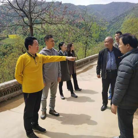 莲湖区委常委、组织部部长杨爱民、区政府副区长肖红亮到王家河镇开展扶贫工作