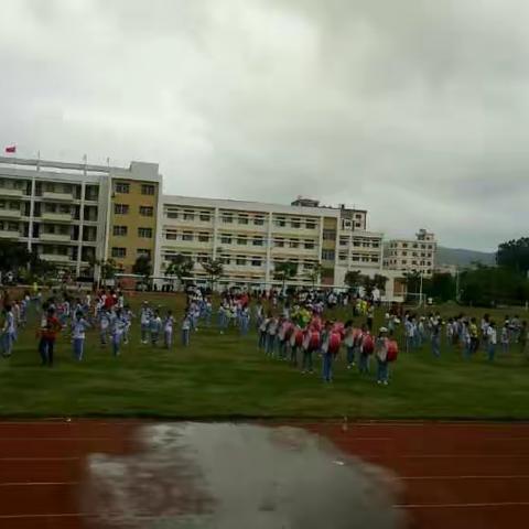 2016年陵水县中山小学少先队仪仗队（训练篇一）