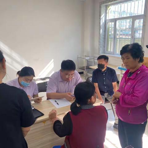 延边分行党委委员、纪委书记王立宁同志一行到和龙市支行建档立卡并到其他网点调研指导工作