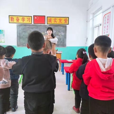 助力新教师成长——沙河市柴关学区彭硇小学新教师听评课活动