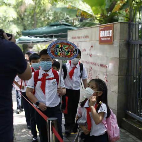 少先队员们（放学路上）