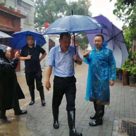 东郊乡领导心系开联居民，冒雨排查危房险情