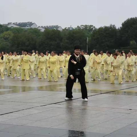 丰城市老年大学健身气功班2021年联谊会在剑邑广场举行