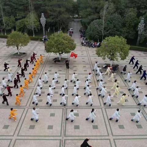 丰城市老体协太极拳协会新址揭牌仪式在剑邑广场东侧举行