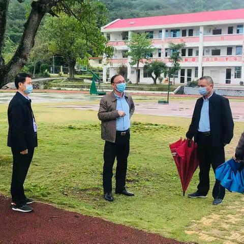 区教育局王泳中局长一行莅临枋洋中学关怀督导九年级封闭管控工作