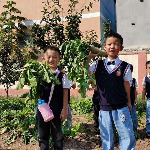 朱恩硕小朋友2022年在喜洋洋幼儿园的精彩瞬间～