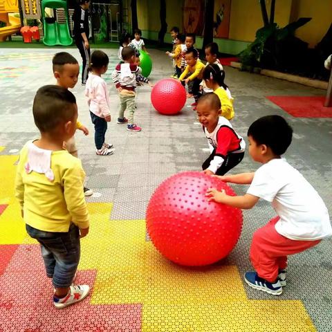 今天我们和新来的西瓜宝宝一起做游戏！西瓜宝宝跳得可高了！！还一起学习了乘飞机的注意安全事项哦！