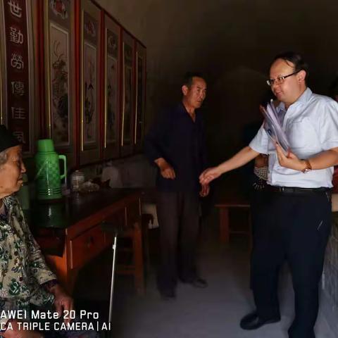 建行镇原支行走进耿塬村开展“普惠服务大众 裕农通连万家”扶贫活动