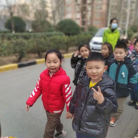 “我和春天有个约会”——天下荣郡行知幼儿园外教活动