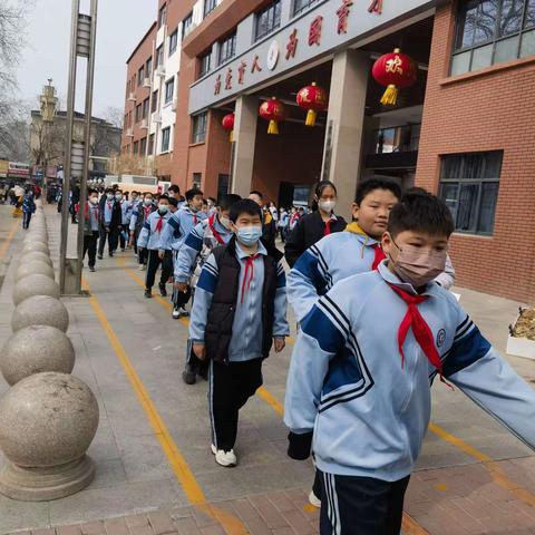 用心守护，为爱站岗      濮阳市实验小学四(4)班家长执勤纪实