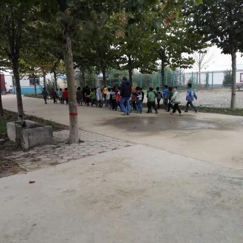 巩营乡英才小学井然有序的放学