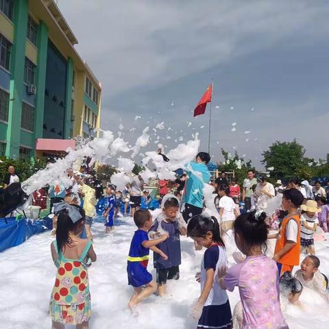 清凉一夏，童心飞扬大台红星幼儿园泡泡趴活动