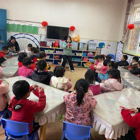 发耳中心幼儿园大（2）班开展“庆元旦，迎新年”活动