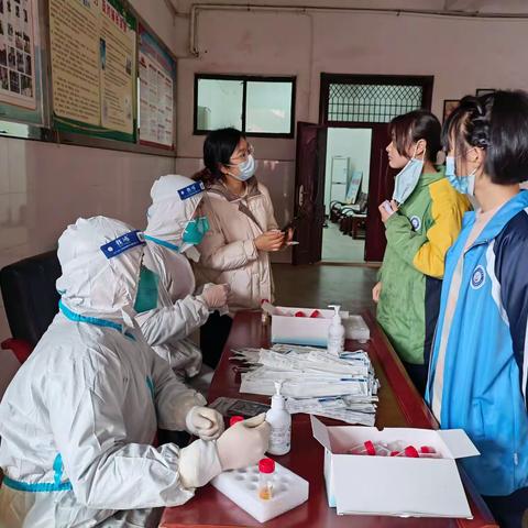 师生全员检测    守护校园安宁——县思源实验学校组织开展全员核酸检测