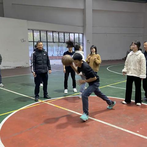 运动温暖冬季    接力团结力量——县思源实验学校举行教师运球投篮接力赛