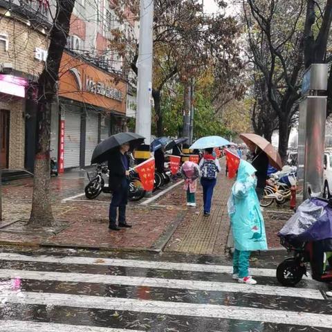 《风雨无阻，共护安全路》记初一（14）班志愿者活动