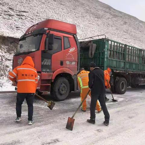 格尔木公路总段鏖战风雪为通途      凝心聚力保畅通