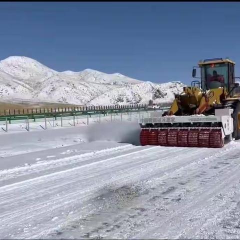 顶风冒雪清积雪 齐心协力保畅通