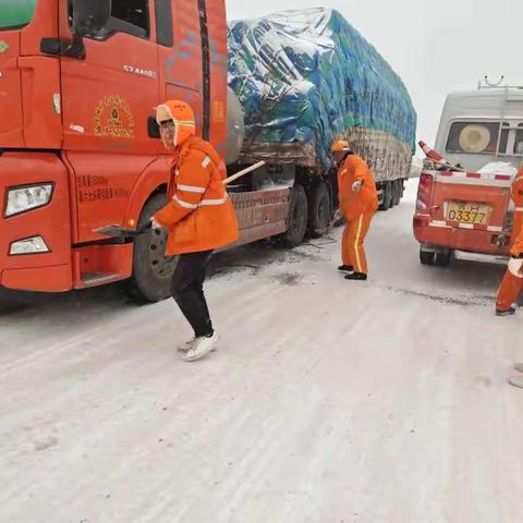 “疫情不容缓  道路必畅通” 格尔木公路总段以雪为令  全力开展除雪保通工作